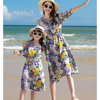 Летняя пляжная одежда для семьи, платья для мамы и дочки, хлопковые футболки и шорты для папы и сына, подходящая одежда для пары на берегу моря Изображение 2