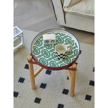 Свободное пространство, чистый красный диван из массива дерева, несколько прикроватных уголков, небольшой круглый столик, винтажный керамический поднос, маленький журнальный столик Изображение 2